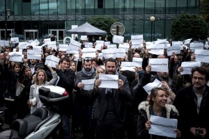 les-journalistes-manifestent-devant-le-siege-de-itele-le-19-octobre-2016-a-boulogne-billancourt_5729851